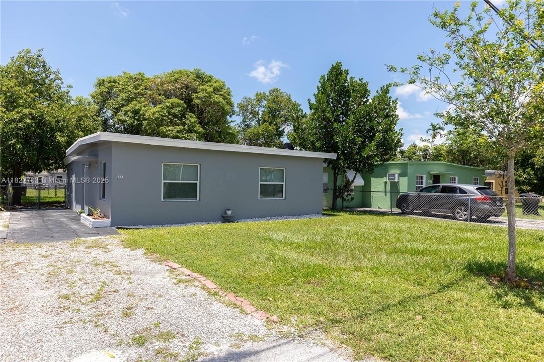 Недавно продано: $444,999 (2 спален, 2 ванн, 696 Квадратных фут)