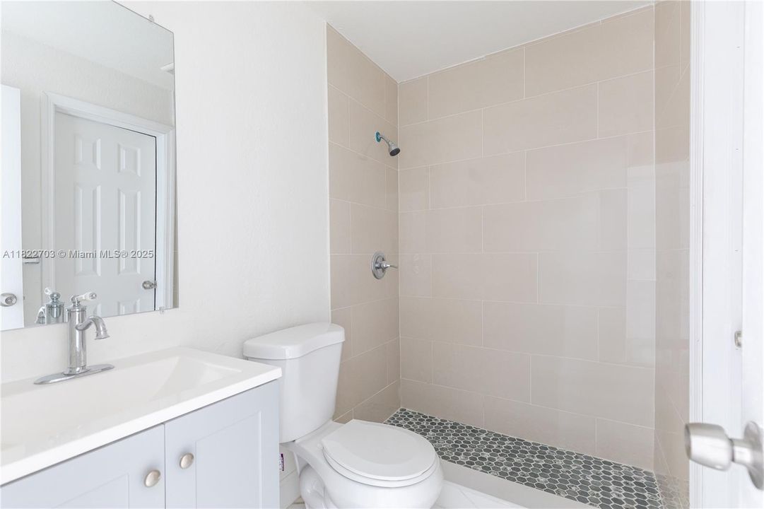 Недавно продано: $444,999 (2 спален, 2 ванн, 696 Квадратных фут)