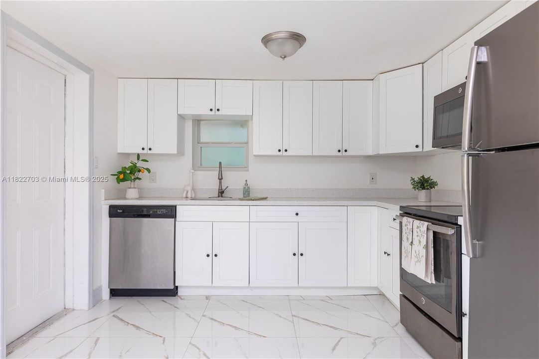 Недавно продано: $444,999 (2 спален, 2 ванн, 696 Квадратных фут)