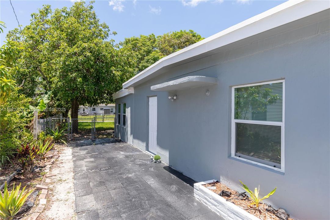 Недавно продано: $444,999 (2 спален, 2 ванн, 696 Квадратных фут)