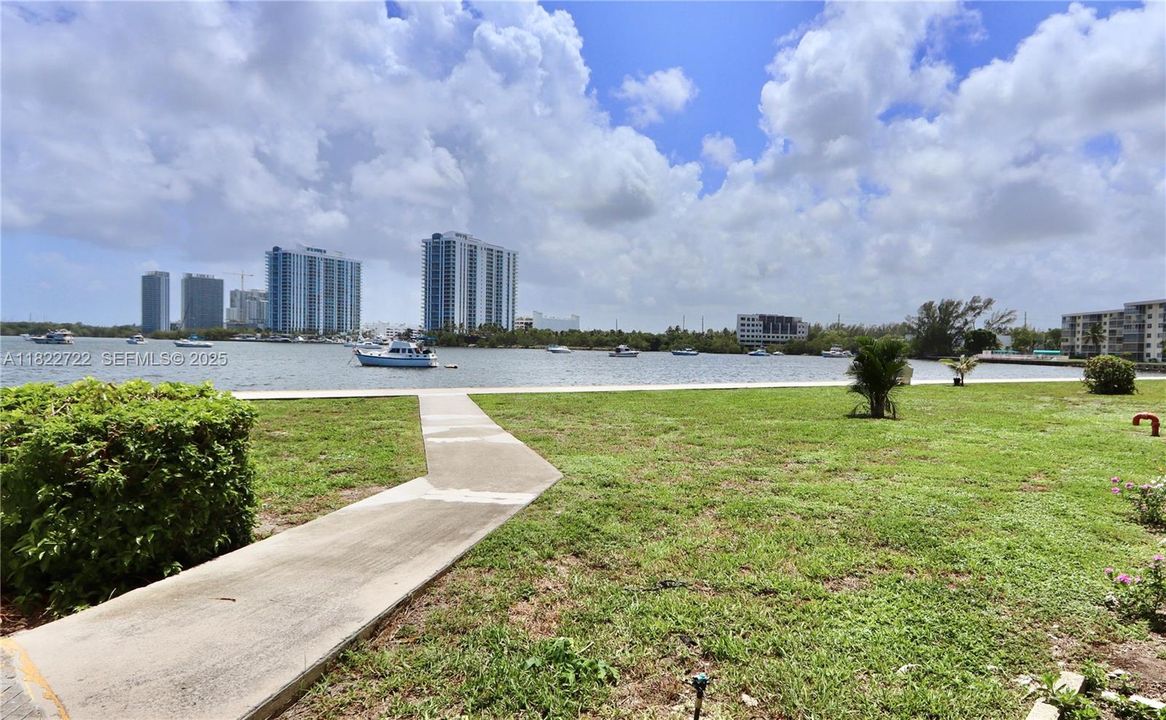 На продажу: $249,900 (2 спален, 2 ванн, 1027 Квадратных фут)