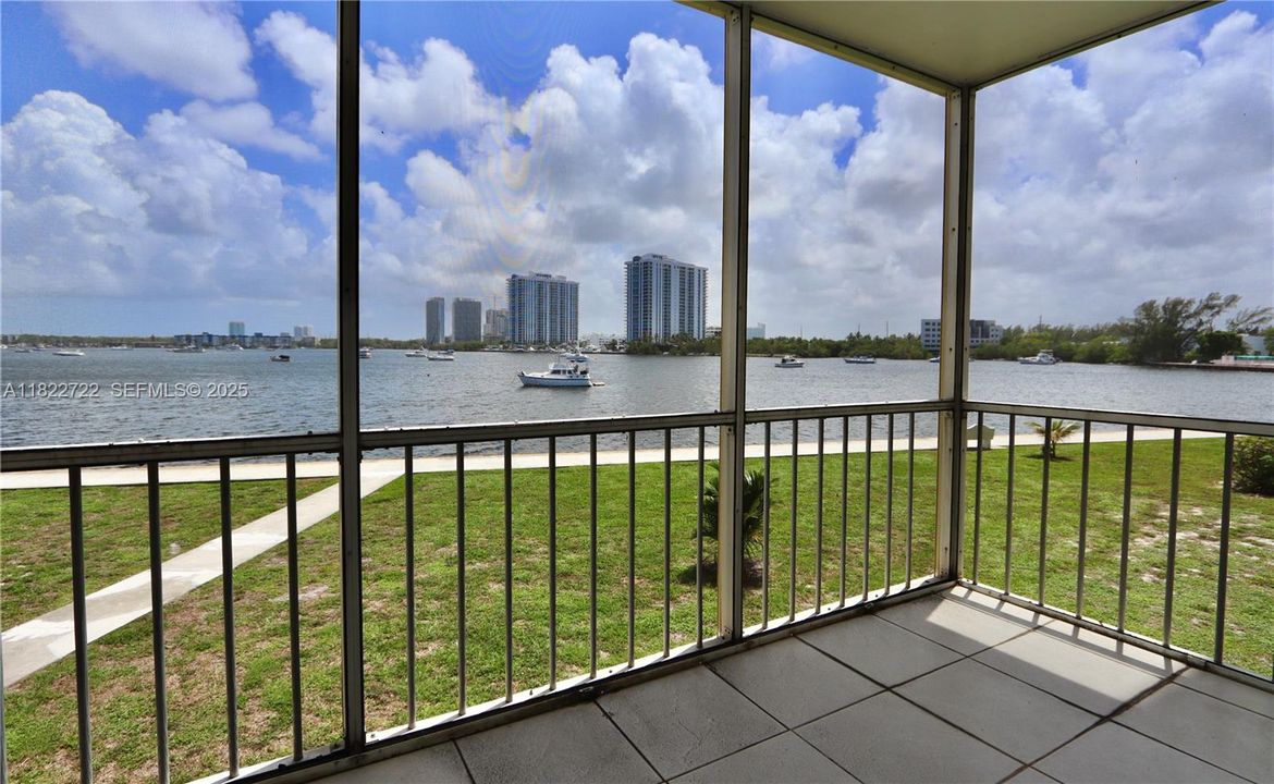 На продажу: $249,900 (2 спален, 2 ванн, 1027 Квадратных фут)