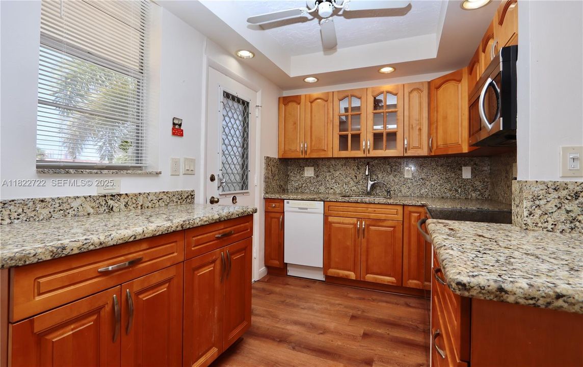 На продажу: $249,900 (2 спален, 2 ванн, 1027 Квадратных фут)