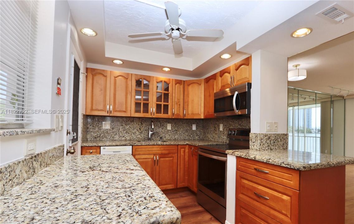 На продажу: $249,900 (2 спален, 2 ванн, 1027 Квадратных фут)