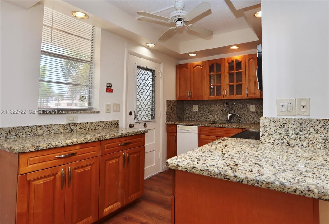 На продажу: $249,900 (2 спален, 2 ванн, 1027 Квадратных фут)