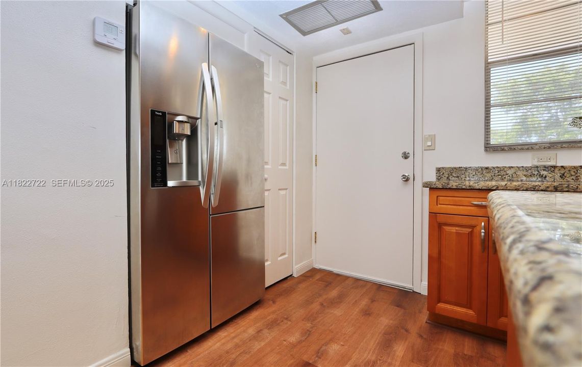 На продажу: $249,900 (2 спален, 2 ванн, 1027 Квадратных фут)