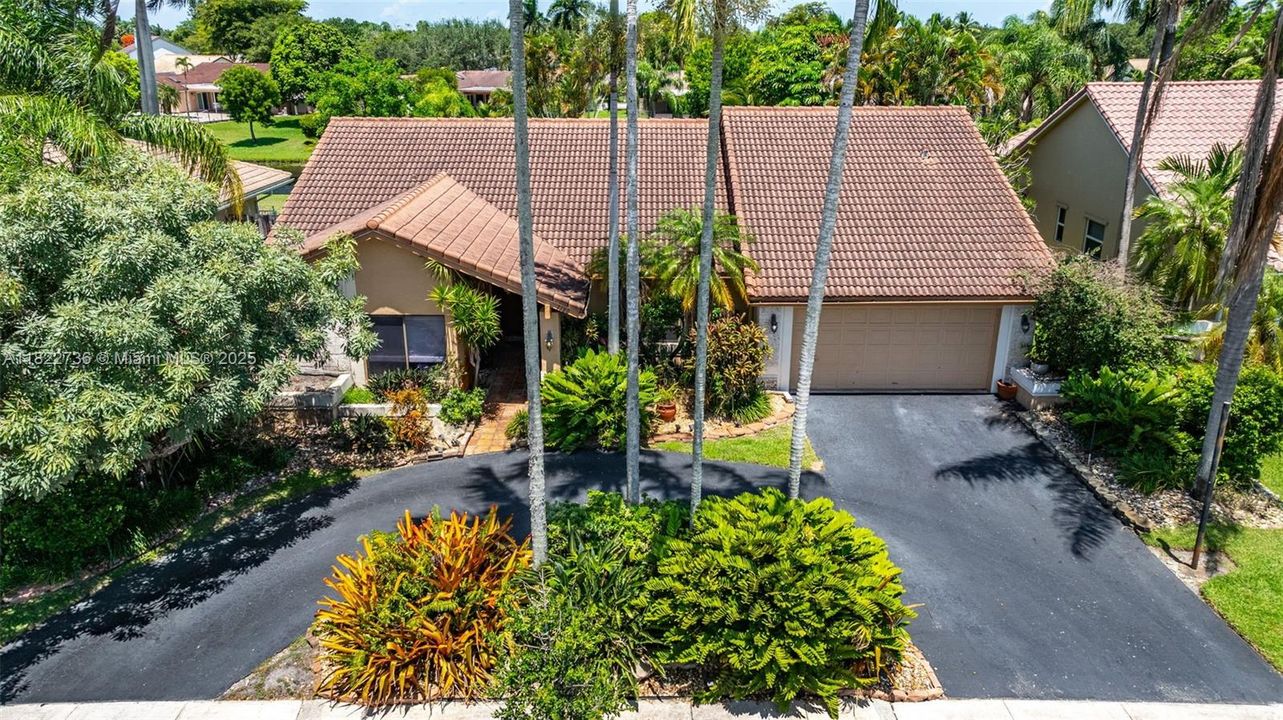 Под контрактом: $825,000 (4 спален, 2 ванн, 2643 Квадратных фут)