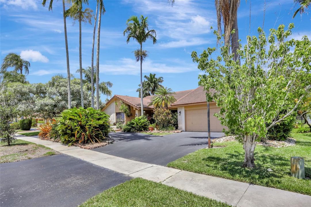 Под контрактом: $825,000 (4 спален, 2 ванн, 2643 Квадратных фут)