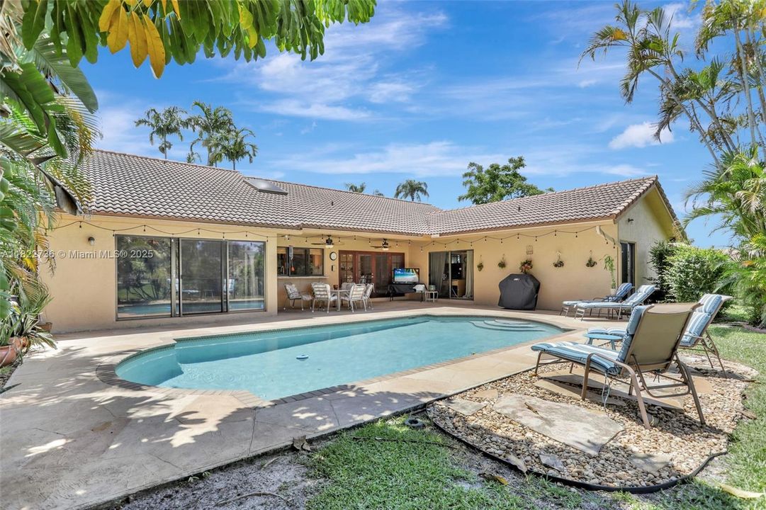 Под контрактом: $825,000 (4 спален, 2 ванн, 2643 Квадратных фут)