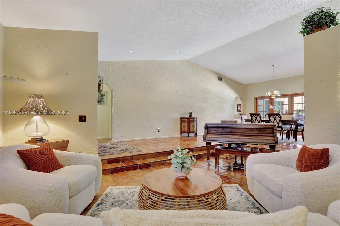 Под контрактом: $825,000 (4 спален, 2 ванн, 2643 Квадратных фут)