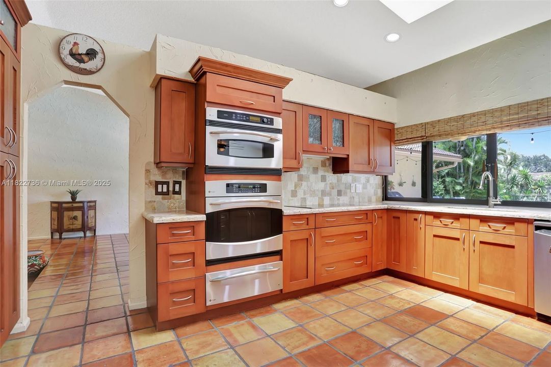 Под контрактом: $825,000 (4 спален, 2 ванн, 2643 Квадратных фут)