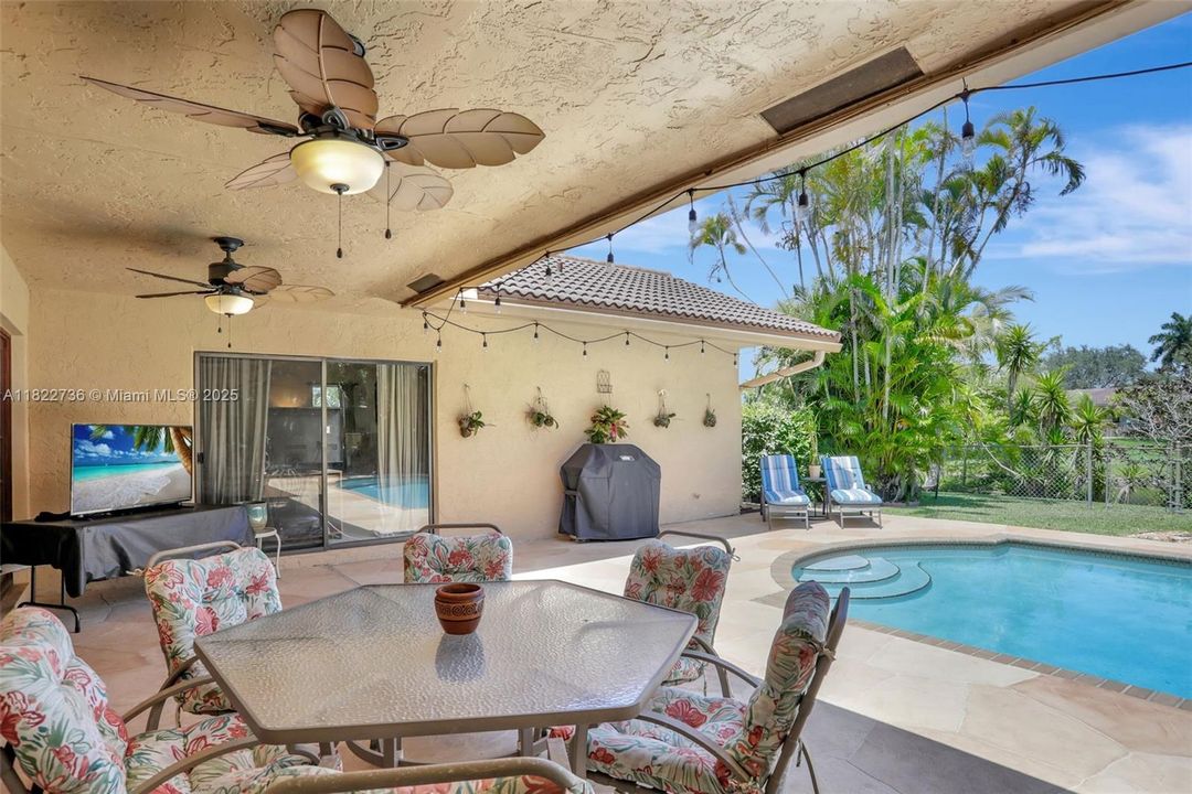 Под контрактом: $825,000 (4 спален, 2 ванн, 2643 Квадратных фут)