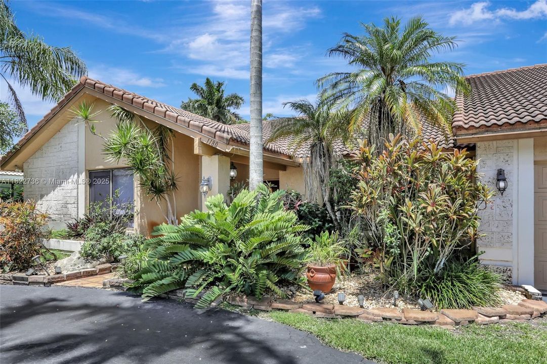 Под контрактом: $825,000 (4 спален, 2 ванн, 2643 Квадратных фут)