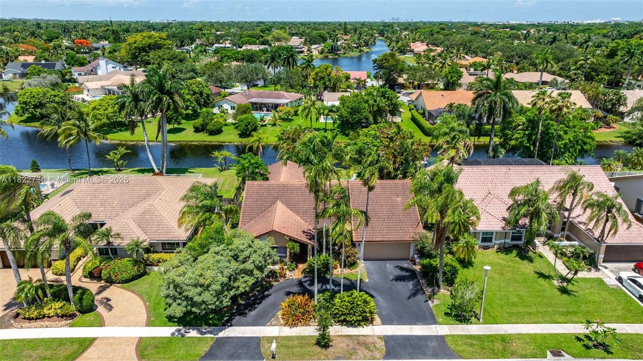 Под контрактом: $825,000 (4 спален, 2 ванн, 2643 Квадратных фут)