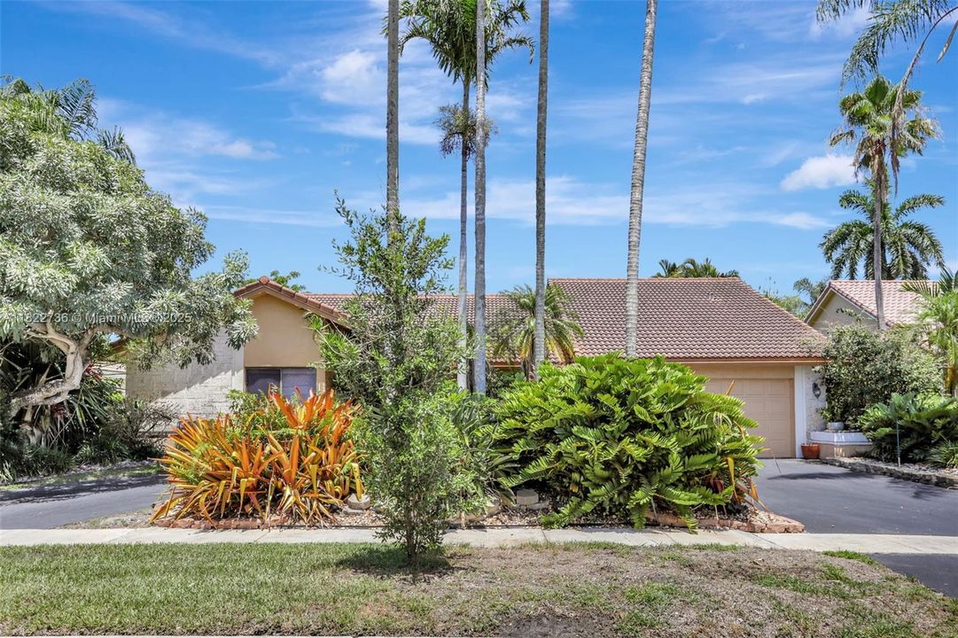 Под контрактом: $825,000 (4 спален, 2 ванн, 2643 Квадратных фут)