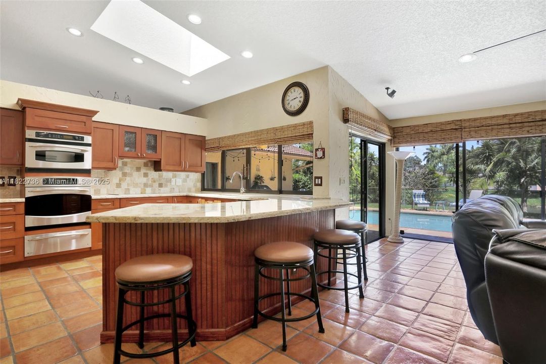 Под контрактом: $825,000 (4 спален, 2 ванн, 2643 Квадратных фут)