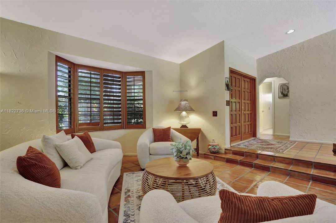 Под контрактом: $825,000 (4 спален, 2 ванн, 2643 Квадратных фут)