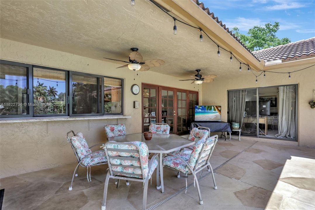 Под контрактом: $825,000 (4 спален, 2 ванн, 2643 Квадратных фут)