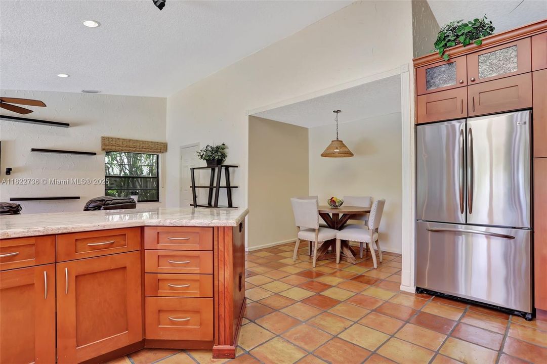 Под контрактом: $825,000 (4 спален, 2 ванн, 2643 Квадратных фут)