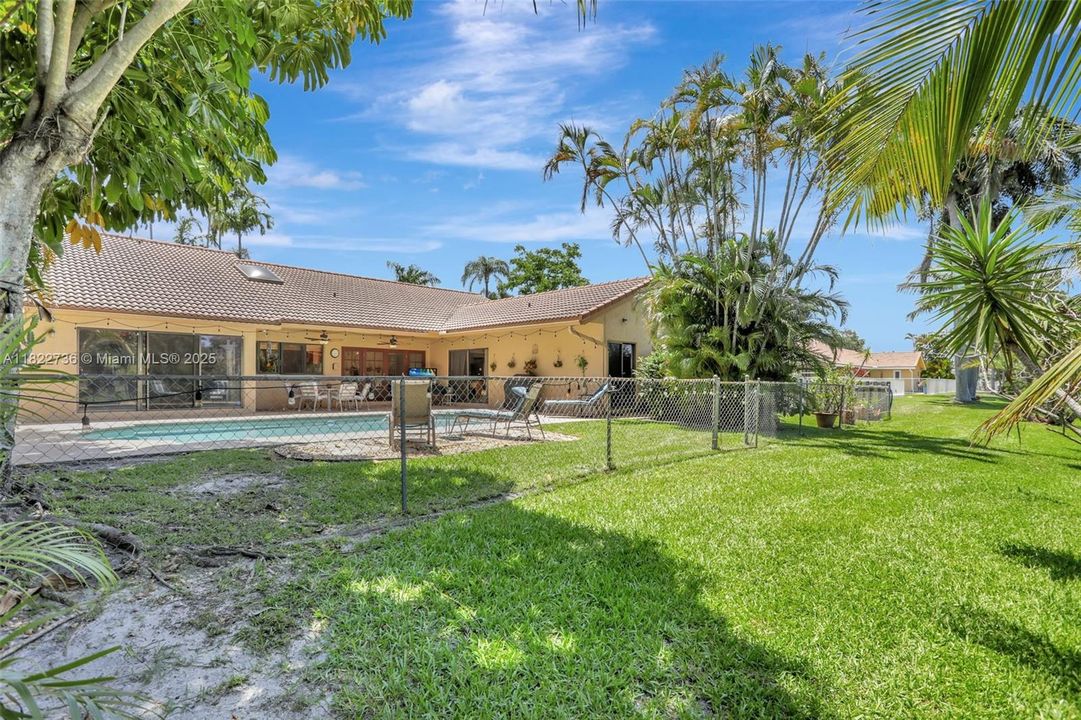 Под контрактом: $825,000 (4 спален, 2 ванн, 2643 Квадратных фут)