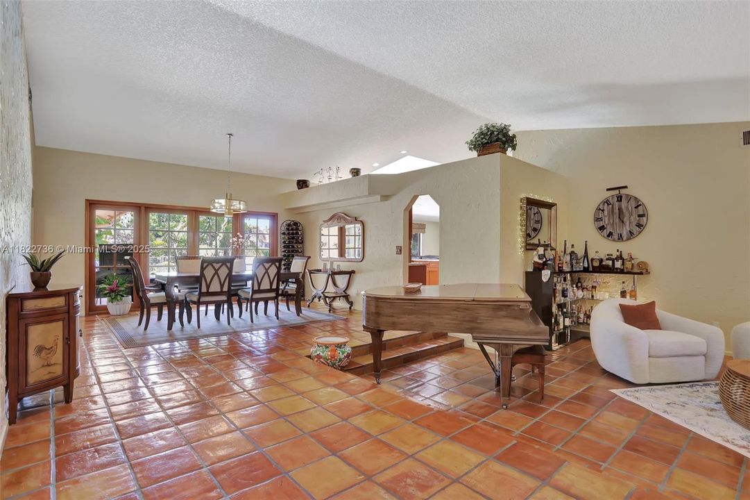 Под контрактом: $825,000 (4 спален, 2 ванн, 2643 Квадратных фут)