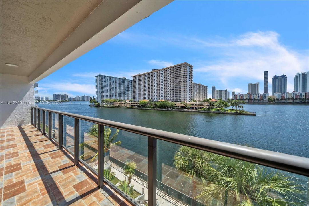 最近租的: $3,500 (2 贝兹, 2 浴室, 1397 平方英尺)