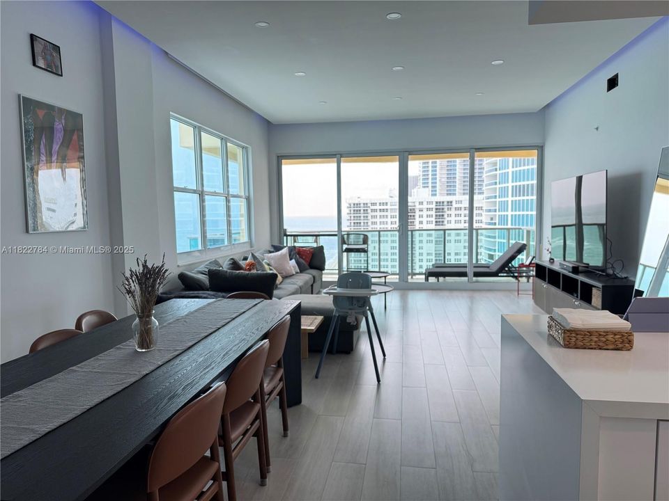 Active With Contract: $5,800 (2 beds, 2 baths, 1198 Square Feet)