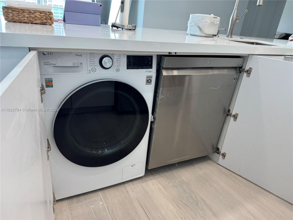 Active With Contract: $5,800 (2 beds, 2 baths, 1198 Square Feet)