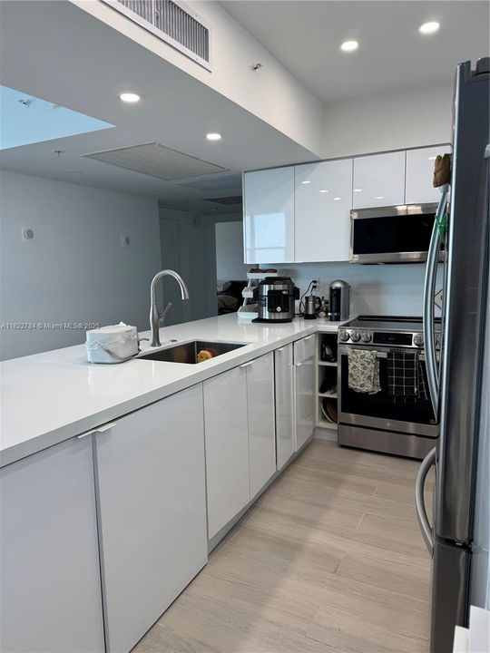 Active With Contract: $5,800 (2 beds, 2 baths, 1198 Square Feet)