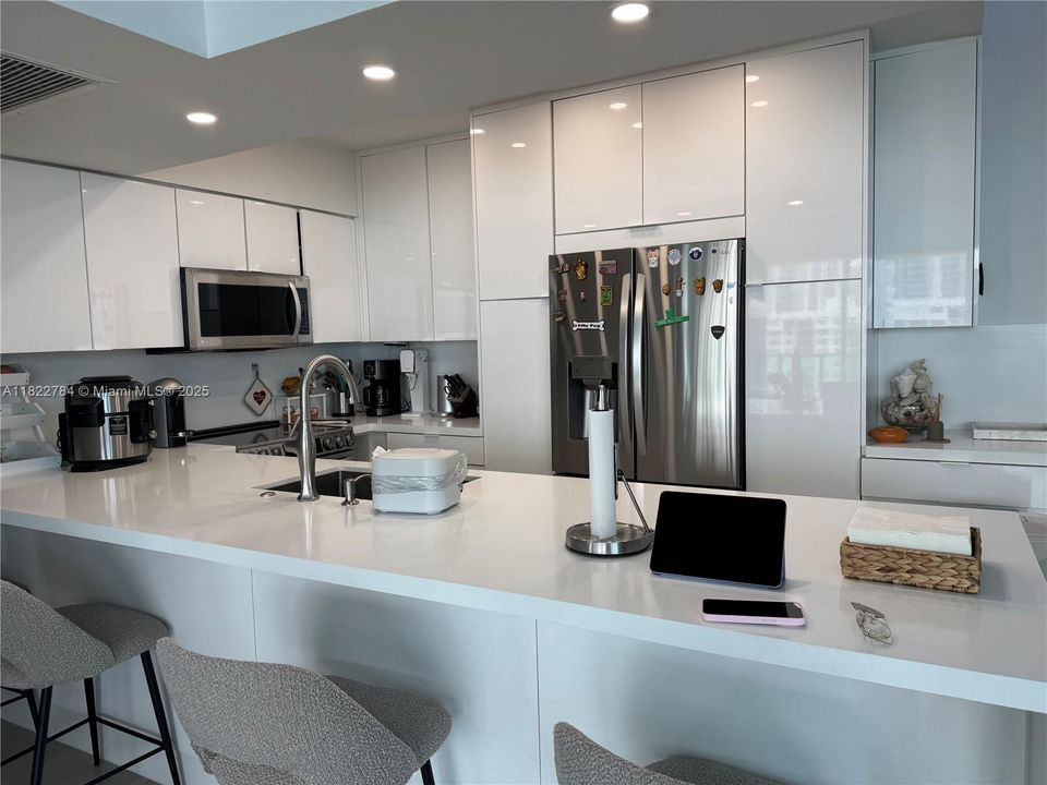 Active With Contract: $5,800 (2 beds, 2 baths, 1198 Square Feet)