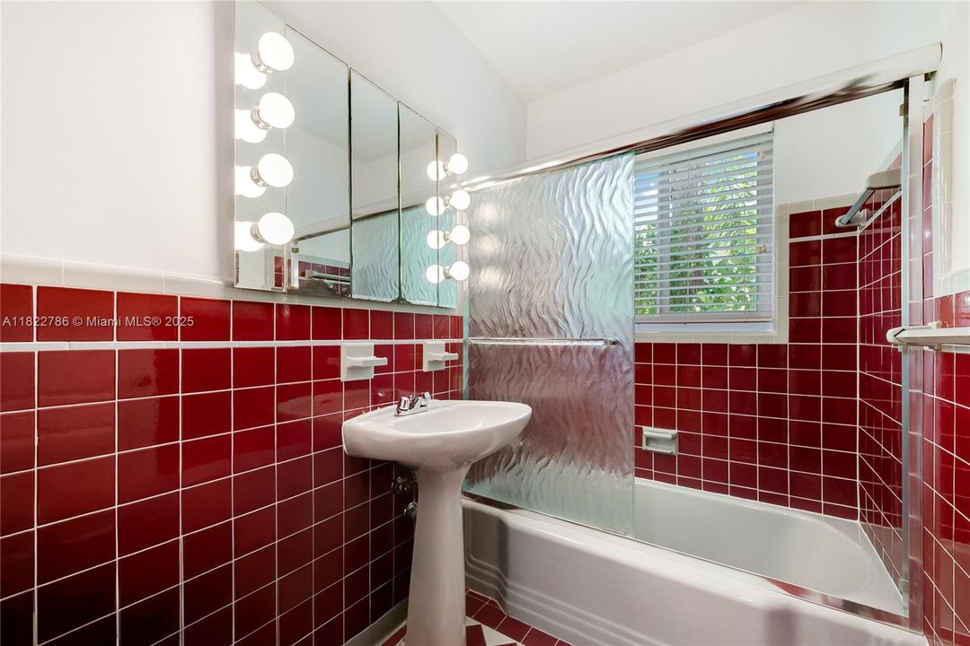 Недавно продано: $1,125,000 (2 спален, 2 ванн, 1041 Квадратных фут)