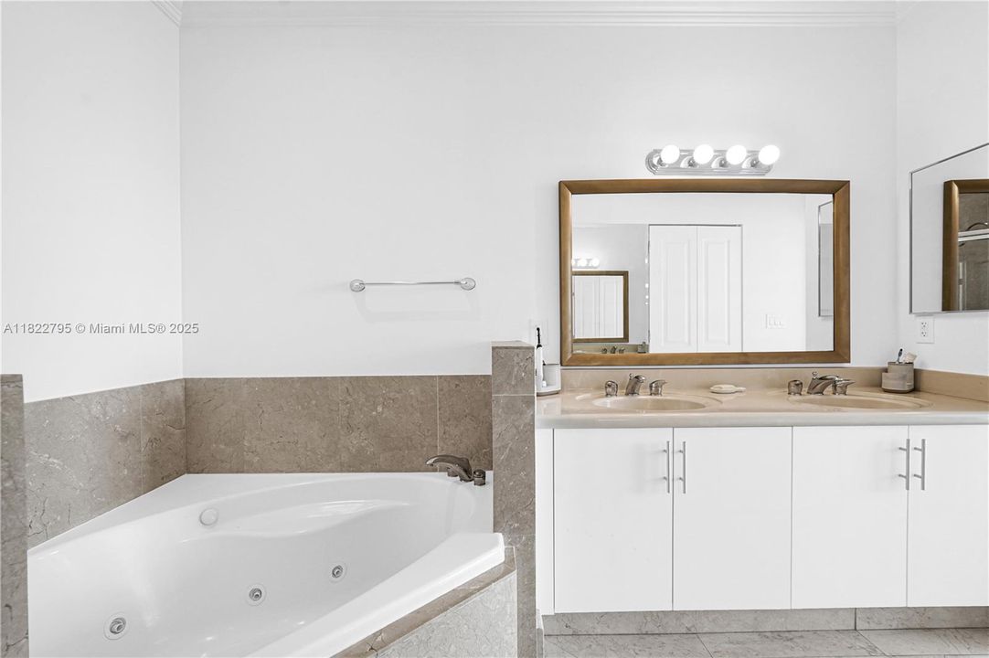 Vendido Recientemente: $678,999 (2 camas, 2 baños, 1274 Pies cuadrados)