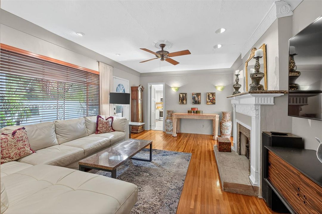 En Venta: $1,995,000 (3 camas, 2 baños, 1540 Pies cuadrados)