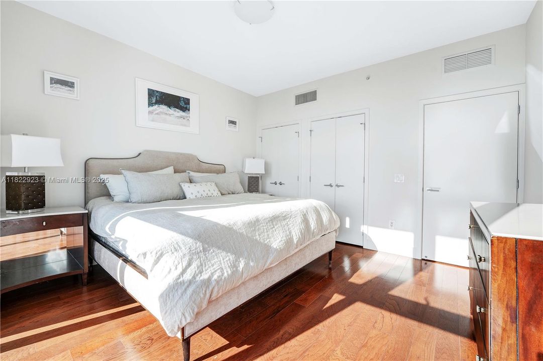For Sale: $550,000 (1 beds, 1 baths, 820 Square Feet)