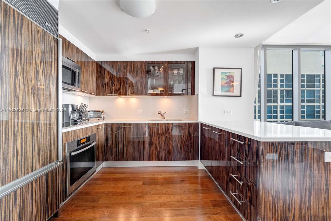 For Sale: $550,000 (1 beds, 1 baths, 820 Square Feet)