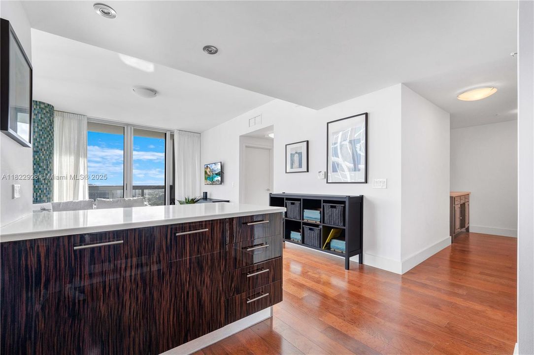 For Sale: $550,000 (1 beds, 1 baths, 820 Square Feet)