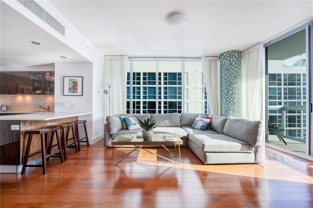 For Sale: $550,000 (1 beds, 1 baths, 820 Square Feet)