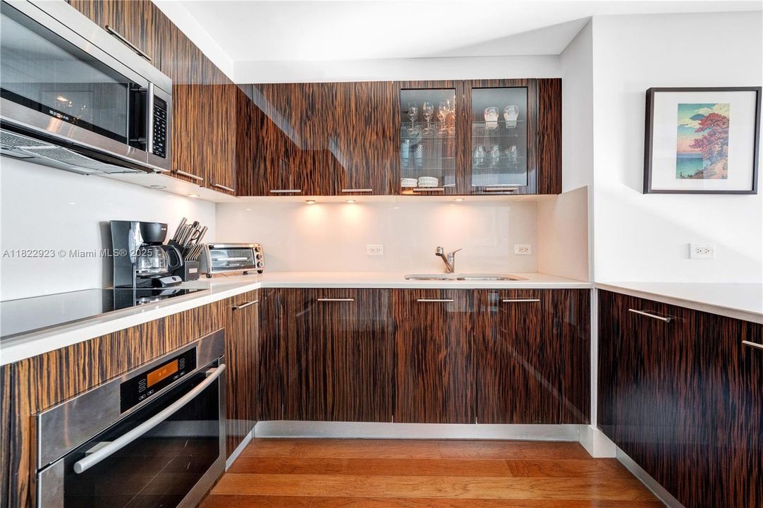 For Sale: $550,000 (1 beds, 1 baths, 820 Square Feet)