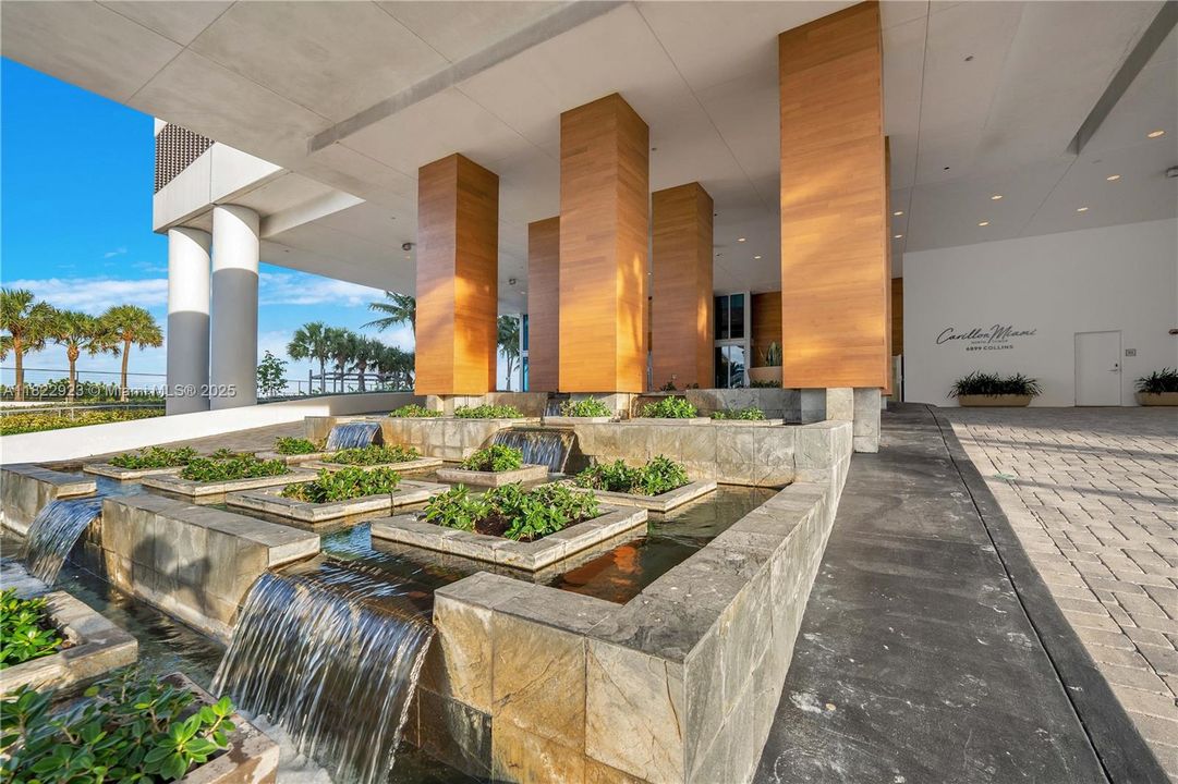 For Sale: $550,000 (1 beds, 1 baths, 820 Square Feet)