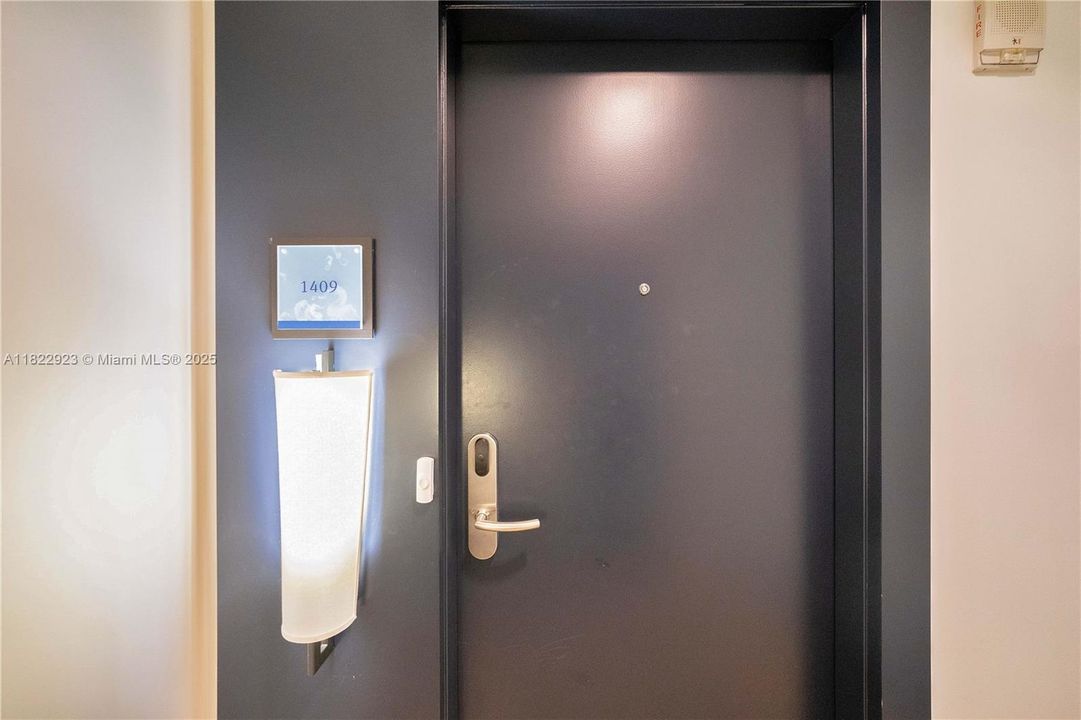 For Sale: $550,000 (1 beds, 1 baths, 820 Square Feet)