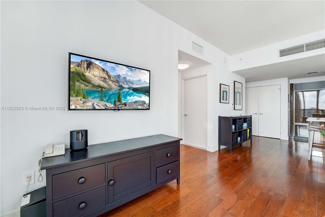 For Sale: $550,000 (1 beds, 1 baths, 820 Square Feet)