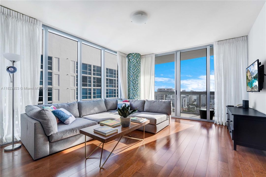 For Sale: $550,000 (1 beds, 1 baths, 820 Square Feet)