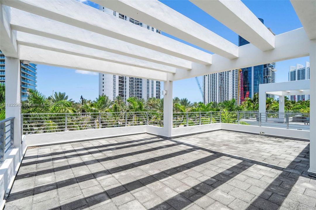 En Venta: $2,990,000 (5 camas, 4 baños, 3156 Pies cuadrados)
