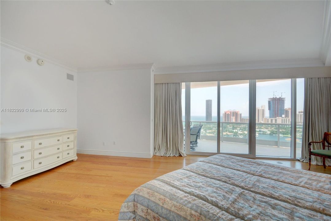 For Rent: $27,000 (4 beds, 6 baths, 5141 Square Feet)