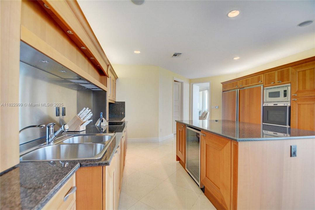 For Rent: $27,000 (4 beds, 6 baths, 5141 Square Feet)