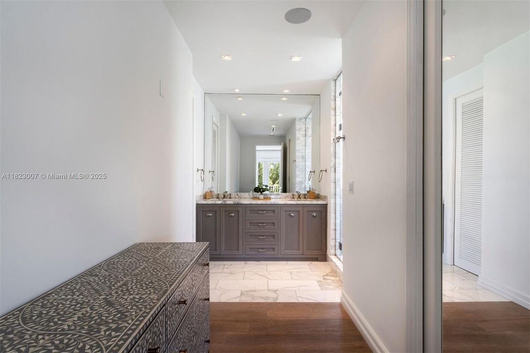 Recently Sold: $4,850,000 (5 beds, 5 baths, 4089 Square Feet)