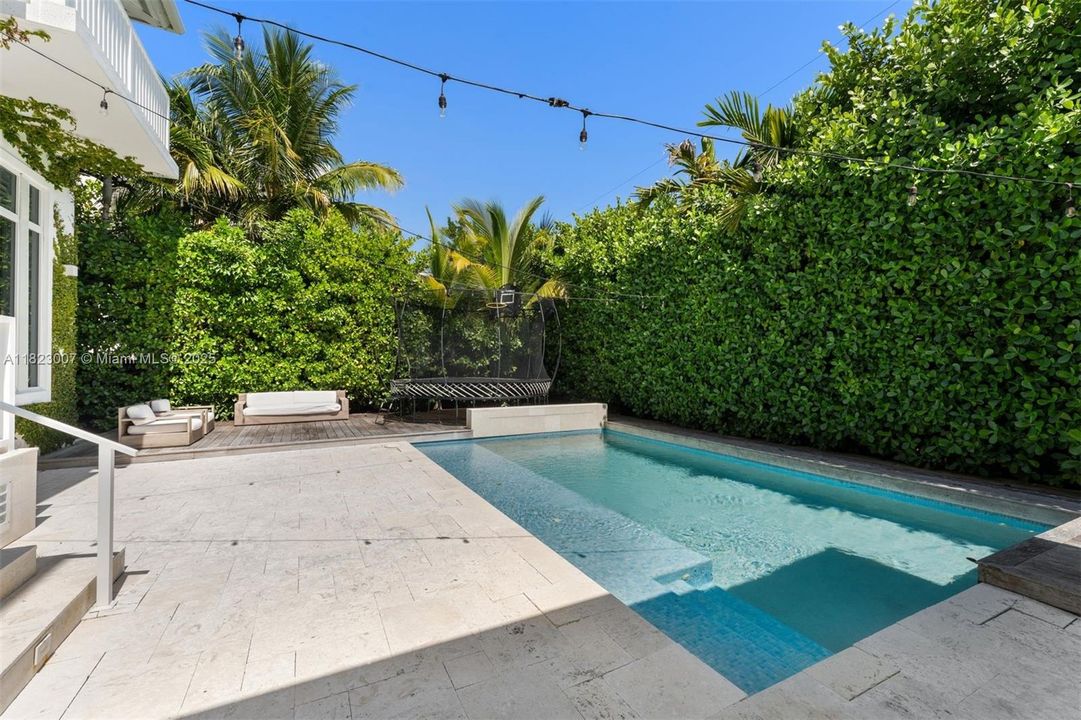 Recently Sold: $4,850,000 (5 beds, 5 baths, 4089 Square Feet)