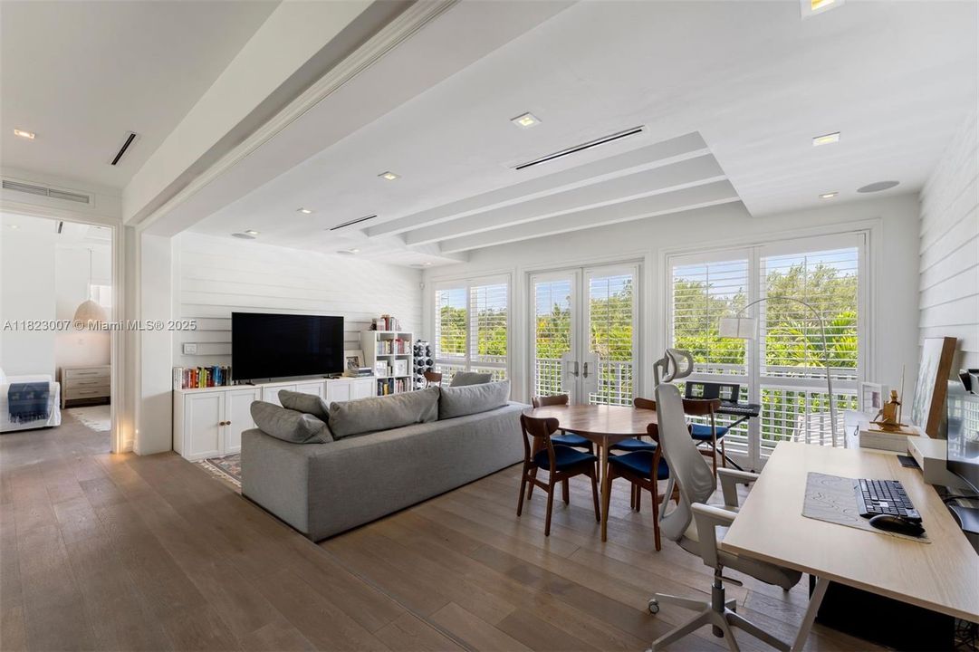 Recently Sold: $4,850,000 (5 beds, 5 baths, 4089 Square Feet)