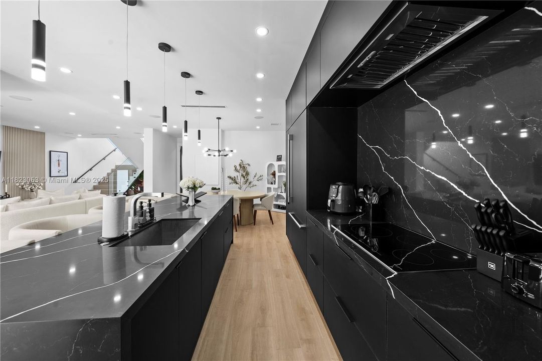 На продажу: $3,000,000 (6 спален, 5 ванн, 0 Квадратных фут)