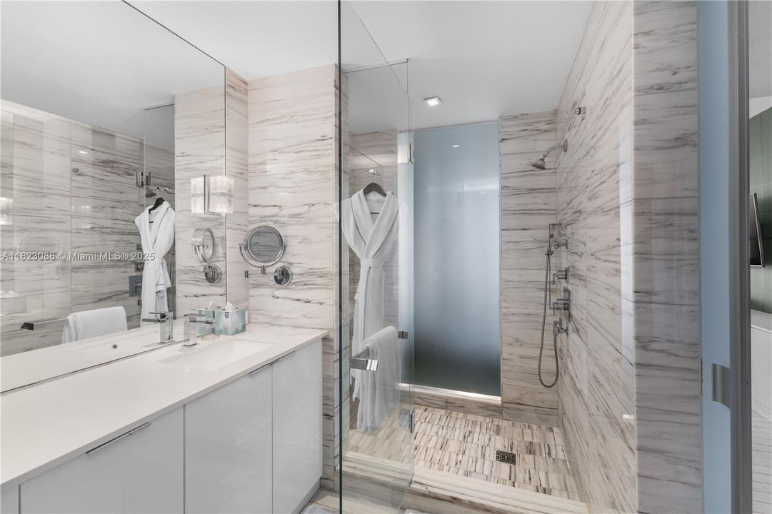 Side angle of bahtroom.